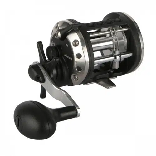 El carrete de pesca Carrete Okuma Classic Clx-200La de 270 m/0,35 mm, en color plata y negro con manivela lateral, está diseñado para usarse con una caña de pescar. Cuenta con componentes cilíndricos y una empuñadura texturizada, bellamente resaltada sobre un fondo blanco limpio.