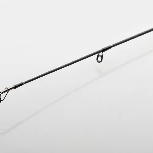 Un primer plano del Caña Dam Nanoflex Pro 3.00m 30-80g sobre un fondo blanco liso, que muestra su elegante eje oscuro y sus ojales diseñados con precisión para una guía experta de la línea de pesca.