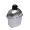 Cantimplora Zlip 12h101 1,35 LT., una cantimplora de estilo militar de metal plateado, con un tapón de rosca negro asegurado por una pequeña cadena. La cantimplora es cilíndrica con una parte superior redondeada y una base plana. Su diseño utilitario y robusto la hace ideal para actividades al aire libre y acampadas.