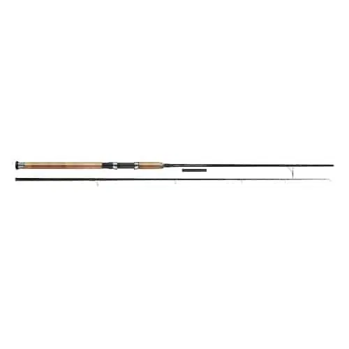 Aquí se muestra una imagen de la caña de pescar Caña Okuma Safina Chinook Sfc-S-702 de 2,10 m, dividida en dos piezas para facilitar su almacenamiento y transporte. La caña cuenta con un cómodo mango de corcho, un elegante acabado negro a lo largo del eje, un resistente portacarretes de metal y guías a lo largo de su longitud para sujetar el sedal.