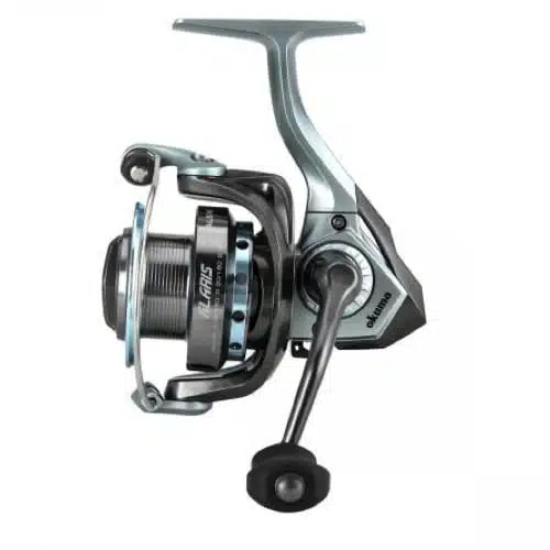 Carrete de pesca plateado y negro con mango en forma de T, con una bobina con la etiqueta "ARFS" en negro y azul y adornada con la marca "okuma" en el lateral. El Carrete Okuma Alaris 30 ALS-30 130m/0.30mm se destaca por su diseño moderno, brazo equilibrado y acabado metálico elegante.