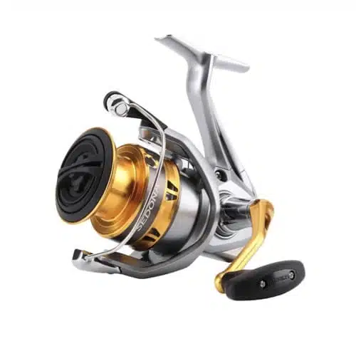 Un primer plano del Carrete Shimano New Sedona C5000 Xgfi 240m/0.30mm revela un carrete de pesca giratorio plateado y dorado con un elegante mango negro. El carrete cuenta con intrincados detalles metálicos y un diseño moderno y estilizado. El mango y el carrete presentan una sofisticada combinación de colores plateado y dorado brillantes, con el nombre de la marca Carrete Shimano en un lugar destacado en el carrete.