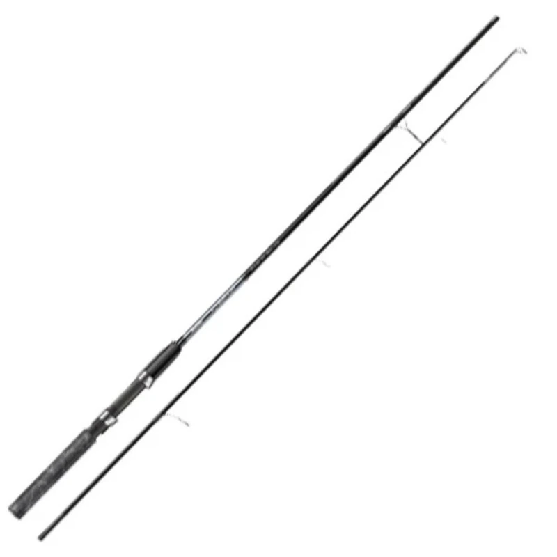 La caña de pescar de dos piezas Caña Okuma X-Spot presenta un mango negro y guías metálicas, perfectas para salidas tanto en agua dulce como salada, elegantemente presentadas sobre un fondo blanco.