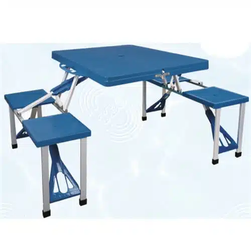 La Mesa Safari SF553 con 4 sillas es un juego de mesa de picnic portátil y plegable con cuatro taburetes adjuntos. La mesa y los asientos están hechos de plástico azul y cuentan con un marco de metal. Están interconectados y se pueden plegar para facilitar su transporte y almacenamiento.