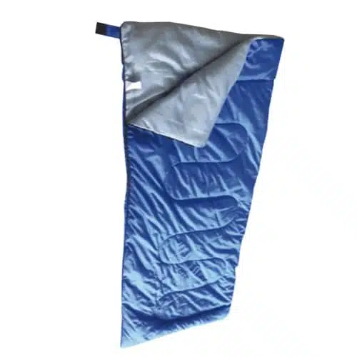 El saco de dormir sintético azul Safari Sf201, con un forro interior gris ligeramente abierto, se presenta sobre un fondo blanco. Este saco de dormir rectangular presenta una correa en la esquina superior izquierda y presenta un elegante diseño acolchado en su superficie exterior.