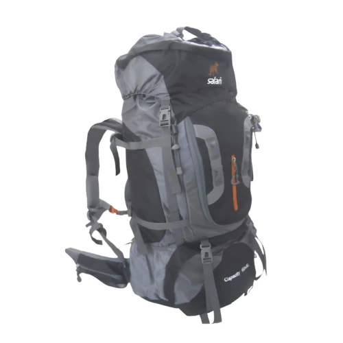 La Mochila Safari Sb016bk001-2 65L es una espaciosa mochila de senderismo negra y gris con múltiples compartimentos, correas, un bolsillo frontal con cremallera y un logotipo en la parte superior, ideal para aventuras al aire libre.