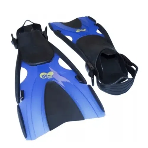 Un par de aletas de natación Aleta Galapagos Azul UK Time Sport, con cierres de correa y el logotipo de la marca en un lugar destacado. El diseño ergonómico incluye bolsillos negros para los pies y palas azules. Se muestra una aleta desde arriba y la otra desde abajo.