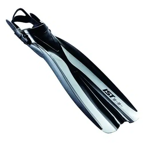 Una única aleta de buceo en blanco y negro con una correa ajustable y la marca "IST" impresa en el lateral, esta Aletas De Buceo IST Bora Bora FK22 / BK está diseñada para un rendimiento óptimo.