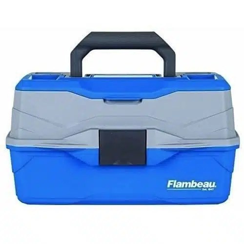 CAJA PESCA FLAMBEAU 6382TB 2 BANDEJA Caja de herramientas, fabricada en plástico azul y gris, con asa superior negra y cierre de seguridad negro en la parte delantera. La marca "Flambeau" está impresa en blanco en la esquina inferior derecha de la caja de herramientas.