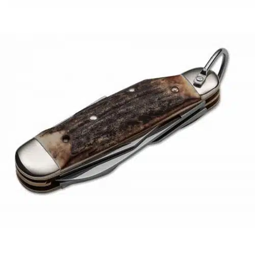 La Cortapluma Boker Arbolito 110182HH es una navaja de bolsillo plegable con empuñadura de asta de ciervo y detalles de metal. Incluye varias hojas y herramientas cuidadosamente plegadas dentro del mango, junto con un lazo de metal en un extremo para sujetarla a un llavero o cordón.