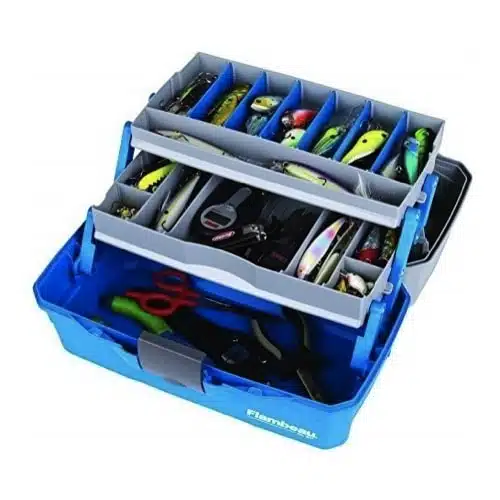 Una caja de aparejos de pesca azul y gris, específicamente la Caja Pesca Flambeau 6382tb 2 Bandeja, abierta con varios señuelos de pesca, anzuelos y pequeñas herramientas perfectamente organizadas en compartimentos. La caja cuenta con múltiples secciones con bandejas, que muestran una variedad de accesorios de pesca.