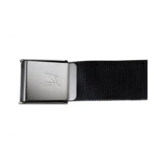 Imagen en primer plano de un cinturón de tela negro con una hebilla plateada rectangular. La Hebilla De Cinturón Ist Acero Inox Bb-3 presenta un logotipo grabado de un delfín sobre las letras "ISF".