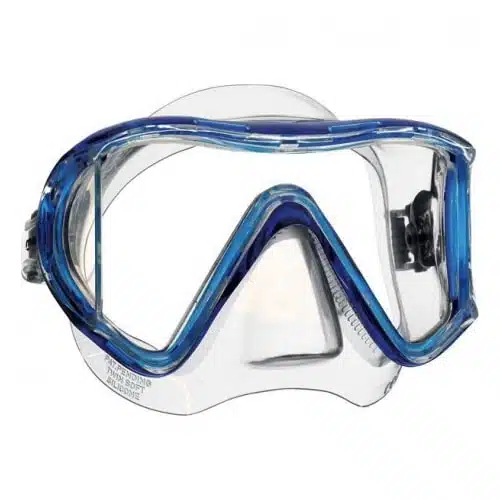 La Mascara De Buceo Ist Silitex CM104P/CB es una máscara de buceo transparente que cuenta con un marco azul y una correa negra ajustable. Tiene una sola lente de vidrio templado, que ofrece un amplio campo de visión para la exploración submarina.