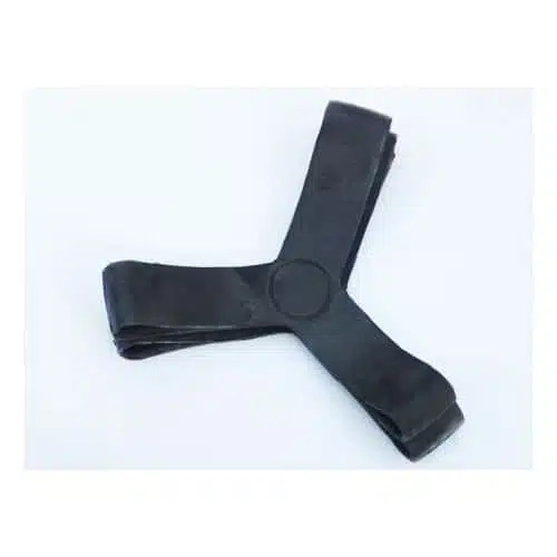 Un conector de goma negro Sujetador De Aletas Ist Fg-1 2U, que se distingue por su diseño de tres vías, se muestra sobre un fondo blanco. Este conector presenta tres brazos espaciados uniformemente que se extienden desde un eje circular central. Su superficie parece lisa y ligeramente reflectante.