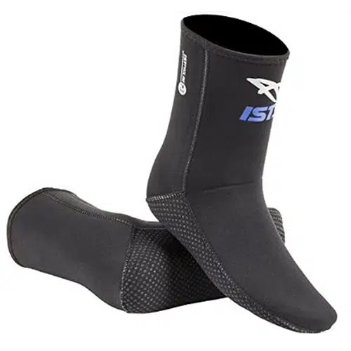 Un par de calcetines de buceo negros de neopreno Calcetín De Buceo Ist Sk2 de 3 mm, uno en posición vertical y el otro de lado. Los calcetines tienen costuras cosidas y una suela texturizada para un mejor agarre. El calcetín de pie presenta el logotipo IST SK2 en blanco y azul cerca de la parte superior, perfecto para bucear.