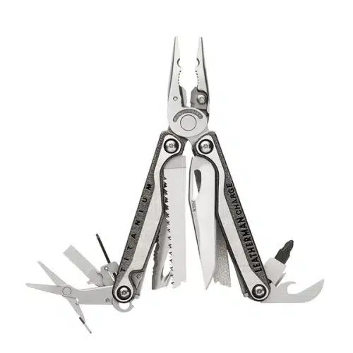 Una herramienta multiusos con varios accesorios extendidos, incluidos alicates de punta fina, cortadores de alambre, un cuchillo de sierra, una lima de uñas, tijeras, un abrelatas y varias otras herramientas pequeñas. Los mangos están marcados con "Leatherman Charge", lo que muestra la excepcional versatilidad de la herramienta multiusos Leatherman Charge TTI Plus 832528.