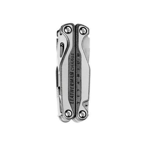 La multiherramienta Leatherman Charge TTI Plus 832528, que se muestra en posición cerrada y vertical, cuenta con un diseño elegante y compacto elaborado en acero inoxidable con detalles en negro. Varias herramientas integradas están cuidadosamente plegadas dentro del mango y la marca visible se muestra de manera destacada en su costado.