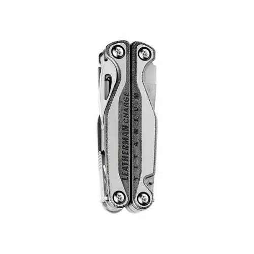 La multiherramienta Leatherman Charge TTI Plus 832528, que se muestra en posición cerrada y vertical, cuenta con un diseño elegante y compacto elaborado en acero inoxidable con detalles en negro. Varias herramientas integradas están cuidadosamente plegadas dentro del mango y la marca visible se muestra de manera destacada en su costado.