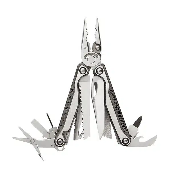 Una herramienta multiusos con varios accesorios extendidos, incluidos alicates de punta fina, cortadores de alambre, un cuchillo de sierra, una lima de uñas, tijeras, un abrelatas y varias otras herramientas pequeñas. Los mangos están marcados con "Leatherman Charge", lo que muestra la excepcional versatilidad de la herramienta multiusos Leatherman Charge TTI Plus 832528.