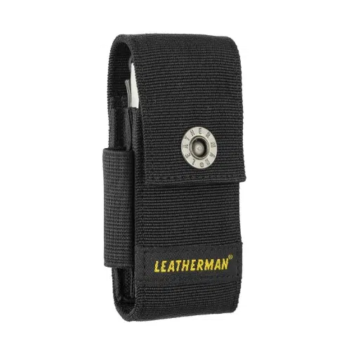 Esta bolsa para herramientas Leatherman de nailon negro con cierre de botón a presión está diseñada para la herramienta multifunción Leatherman Charge TTI Plus 832528. La palabra "LEATHERMAN" está impresa en amarillo en la parte inferior. Con un lazo de sujeción y un diseño resistente, esta bolsa es ideal para su herramienta TTI Plus.