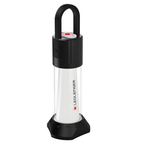Presentamos la Lámpara Camping Led Lenser Ml6 750lu Bx #500929: una linterna LED compacta, en blanco y negro, con un asa en la parte superior y una base resistente. La palabra "LEDLENSER" se muestra de forma vertical en su cuerpo, mientras que un botón rojo distintivo en la parte superior la hace ideal para viajes de campamento.