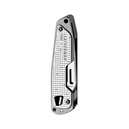 Una multiherramienta Leatherman Cortapluma cerrada con un elegante diseño plateado. La herramienta cuenta con un mango texturizado para un mejor agarre y luce con orgullo el grabado "Leatherman Free T2 Bx 832682".