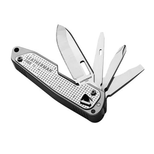 La Cortapluma Leatherman Free T2 Bx 832682 es una herramienta multiusos versátil que incluye un cuchillo, un destornillador y herramientas adicionales. Su mango metálico texturizado muestra de forma destacada el nombre de la marca.