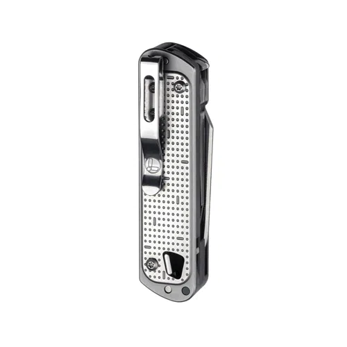Leatherman Free T4 Bx 832686, una herramienta multiusos cerrada de color gris metalizado que presenta una superficie texturizada y un clip de sujeción. Su diseño elegante evoca portabilidad y utilidad, al igual que la herramienta multiusos confiable con la que puede contar en cualquier situación.
