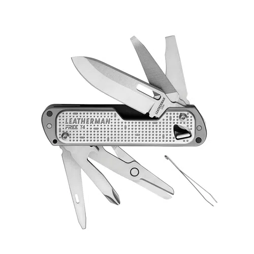 La navaja de bolsillo Leatherman Free T4 Bx 832686 Cortapluma es muy versátil y cuenta con múltiples herramientas extendidas, como una hoja, una lima, tijeras, un destornillador de punta plana y pinzas. Su cuerpo plateado con empuñadura texturizada muestra de forma destacada el nombre de la marca "Leatherman FREE T4" junto con el número de modelo Bx 832686 para una fácil identificación.