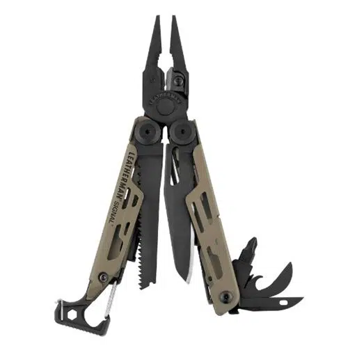 La multiherramienta Leatherman Signal Coyote 832404 es una herramienta multiusos que incluye alicates, un cuchillo de sierra, una sierra, un abrelatas, un abrebotellas y otras herramientas plegables. Los mangos de color canela con detalles en negro están ligeramente texturizados para facilitar el agarre y la marca "Leatherman Signal Coyote #832404" es visible en el mango.