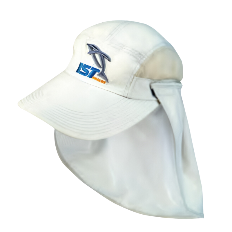 Un sombrero para el sol Gorro Ist Cap-9 en color blanco, con una solapa de cuello largo, adornado con un logotipo de pez marlín y letras "IST" vibrantes en azul y naranja en el frente.