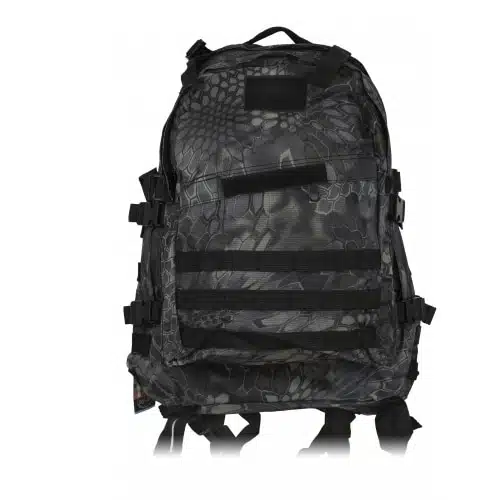 La Mochila Barbaric Camo Gris 40lt #34924 es una mochila táctica con estampado de camuflaje que presenta múltiples correas y hebillas negras tanto en el frente como en los costados. Incluye un asa superior y está fabricada con materiales duraderos, lo que la hace ideal para actividades al aire libre o uso militar.