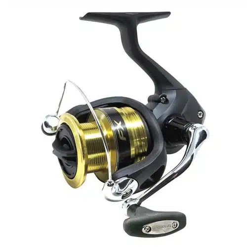 El Carrete Shimano New Fx 4000 Fc es un carrete de pesca giratorio negro y dorado con un diseño elegante, detalles plateados y un mango en el lado derecho. Incluye un brazo de alambre para guiar el sedal hasta el carrete y ofrece un agarre cómodo en el mango.
