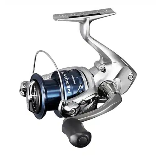 Una imagen en primer plano del Carrete Shimano New Nexave 5000, un carrete de pesca plateado con detalles en azul metálico, muestra la palabra "NEXAVE" en un lugar destacado en el lateral. Este modelo incluye un mango, un carrete y varios componentes mecánicos diseñados para acoplarse a una caña de pescar.