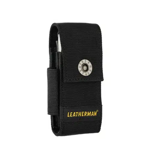 La Funda de nailon Leatherman Negra Medium 4 Pocket 934932 es una funda de nailon negra de tamaño mediano que presenta un cierre de botón plateado y el logotipo de Leatherman en texto amarillo. Tiene cuatro bolsillos laterales y una forma rectangular diseñada para guardar herramientas de forma segura.