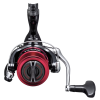 Una imagen en primer plano de un carrete de pesca Carrete Shimano Sienna 1000 FG resalta su elegante diseño en negro y rojo. La manivela está ubicada en el lado derecho, mientras que el carrete presenta un detalle rojo con un patrón de cruz plateada, lo que enfatiza la ingeniería de precisión de este sofisticado aparejo.