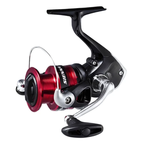 El Carrete Shimano Sienna 1000 FG es un carrete de pesca giratorio contemporáneo con un elegante acabado metálico en rojo y negro y cuenta con un carrete, un brazo de agarre y una manija meticulosamente diseñados que garantizan un funcionamiento suave y una recuperación de línea eficiente.