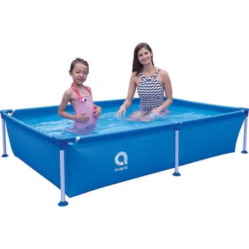 Una mujer y una niña juegan en una Piscina Estructural Rectangular 2,58x1,79x0,66 M Avenli 17805 de color azul. La mujer lleva un bañador estampado en blanco y negro, mientras que la niña lleva un bañador de rayas rosas. Ambas sonríen y parecen disfrutar del agua. La piscina presenta patas de apoyo blancas.