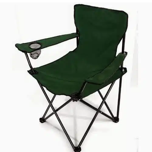 La Silla Zlip Director Yqfb 261, una silla de camping plegable de color verde con una sólida estructura de metal negro, cuenta con un portavasos de malla integrado en uno de los apoyabrazos. La silla se presenta sobre un fondo blanco.