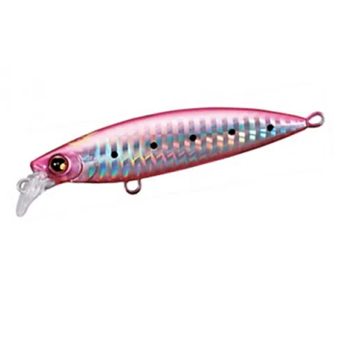 El Señuelo Shimano Spindrift 110mm 05j es un señuelo de pesca rosa brillante que presenta un patrón reflectante a escala. Este señuelo aerodinámico está diseñado con un pequeño borde de plástico transparente, un solo ojo redondo cerca del frente y múltiples puntos negros pequeños a lo largo de su costado. También incluye puntos de sujeción para líneas de pesca.