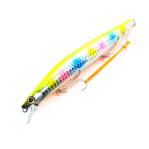 El Señuelo Shimano Silent Assassin 140mm 08t es un señuelo de pesca colorido que presenta un cuerpo segmentado similar al de un pez con un dorso amarillo brillante, escamas iridiscentes y detalles en rosa y azul. Incluye dos anzuelos triples para lograr tasas de captura óptimas y está diseñado para imitar un pez carnada real sobre un fondo blanco liso.