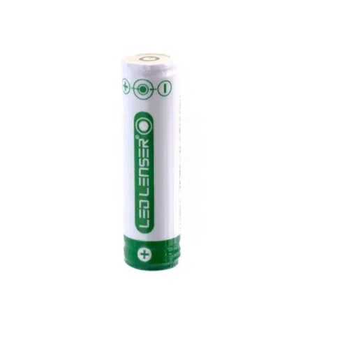 La imagen muestra una batería recargable LED Lenser AA blanca y verde, específicamente una Batería 3.7V 700mAh Li-Ion 14500 para Antorcha P5R, P5R.2 Led Lenser, en posición vertical sobre un fondo blanco. El logotipo "LED LENSER®" está impreso en verde verticalmente a lo largo del costado de la batería. Los terminales positivo y negativo son visibles en la parte superior e inferior.