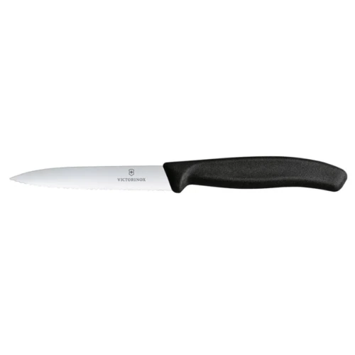 El Cuchillo Verduras Victorinox Negro 6.7733 cuenta con una elegante hoja dentada con el logotipo de Victorinox y un mango negro ergonómico para un agarre cómodo, todo sobre un fondo blanco liso.