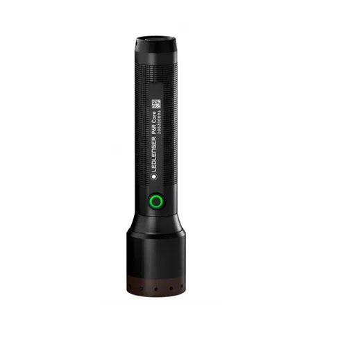 Una linterna de mano negra con un cuerpo cilíndrico y una empuñadura texturizada. La linterna tiene un botón cerca de la parte superior con un anillo verde alrededor y está etiquetada como "Linterna Rec Led Lenser P7r Core 1400 Lum #502181" en texto blanco. La parte inferior de la linterna se ensancha ligeramente.