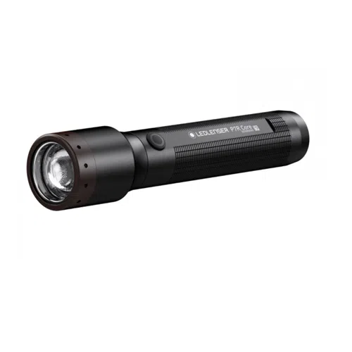 Una linterna LED negra con empuñadura texturizada y un botón de encendido y apagado en el lateral, que lleva impresa la marca "Linterna Rec Led Lenser P7r Core 1400 Lum #502181" a lo largo de su cuerpo cilíndrico. La linterna también tiene una lente transparente en la parte delantera.