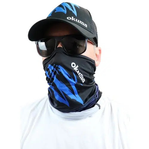 Una persona que lleva una gorra negra con dibujos azules, gafas de sol y una máscara de pesca Bandana Okuma con motivos azules. El individuo lleva una camisa blanca.