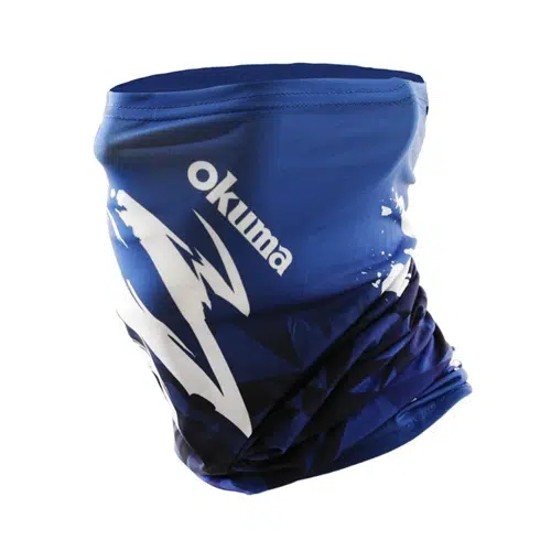 La máscara de pesca Bandana Okuma con parasol presenta un diseño elegante y deportivo con tela azul adornada con gráficos abstractos blancos. "Okuma" está impreso en blanco en el costado de esta prenda elástica y bien fruncida, lo que la convierte en una opción ideal para protegerse del sol durante las actividades al aire libre.
