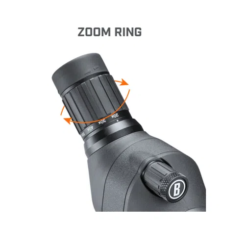 Primer plano del anillo de zoom de un telescopio Spotter Bushnell Engage 20-60x80mm. El anillo negro, marcado con varios niveles de aumento, tiene una flecha naranja que indica la dirección en la que se debe girar para ajustar el zoom. El anillo de zoom se encuentra en el extremo del ocular del telescopio.