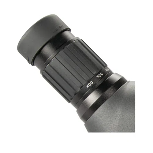 Primer plano de un ocular negro Telescopio Spotter Bushnell Engage 20-60x80mm con marcas de zoom visibles de 30x, 60x y 90x. El ocular es cilíndrico con una sección de agarre acanalada y una copa de goma ajustable para una visualización cómoda.
