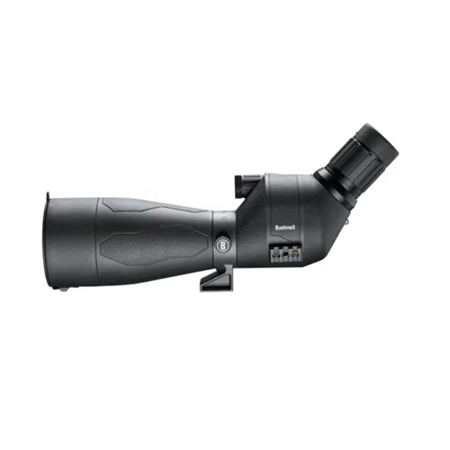 Un elegante y moderno telescopio de observación Bushnell Engage 20-60x80mm, con un cuerpo negro texturizado y un ocular ajustable. El dispositivo está montado en un pequeño soporte y muestra el logotipo de la marca cerca del ocular, así como otro logotipo cerca de la base, lo que lo hace ideal para la observación al aire libre.